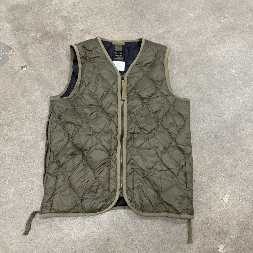 Taion Mens Military Soft Shell V Neck W-Zip Down Vest Green Mens Small EUC